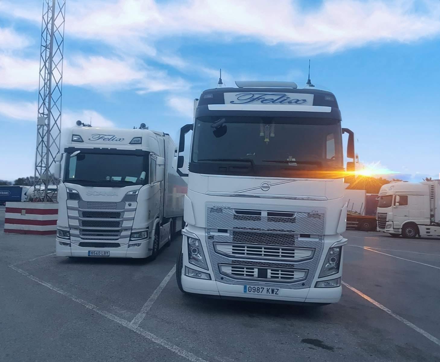 Camión de transporte frigorífico y seco de Feliciano Sánchez e Hijos S.L. en ruta por España.