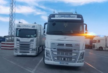 Camión de transporte frigorífico y seco de Feliciano Sánchez e Hijos S.L. en ruta por España.